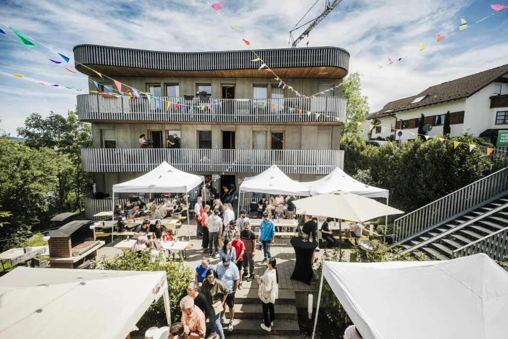 Beitragsbild Hoff­nungs­haus feiert: 10 Jahre in Leonberg und Neu­eröff­nung in Gaildorf